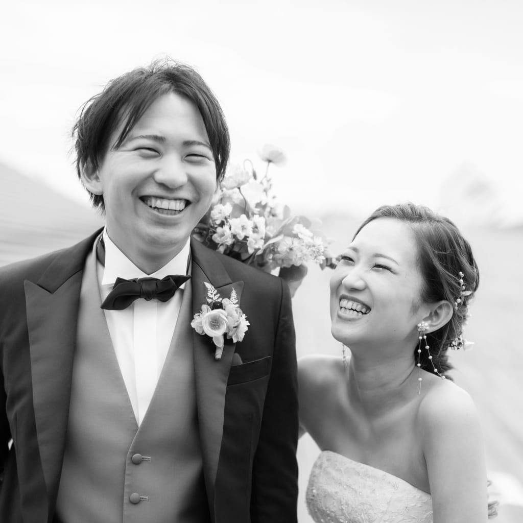 笑顔いっぱいモノクロ世界 | デコルテフォトグラフィー | 前撮り・フォトウェディング