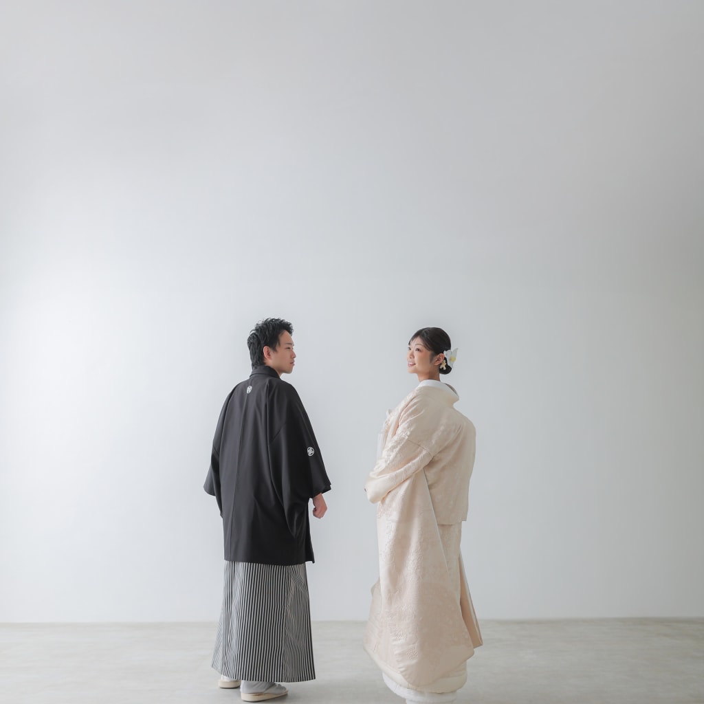 柔らかな和装の温もりと、鮮やかなドレス撮影