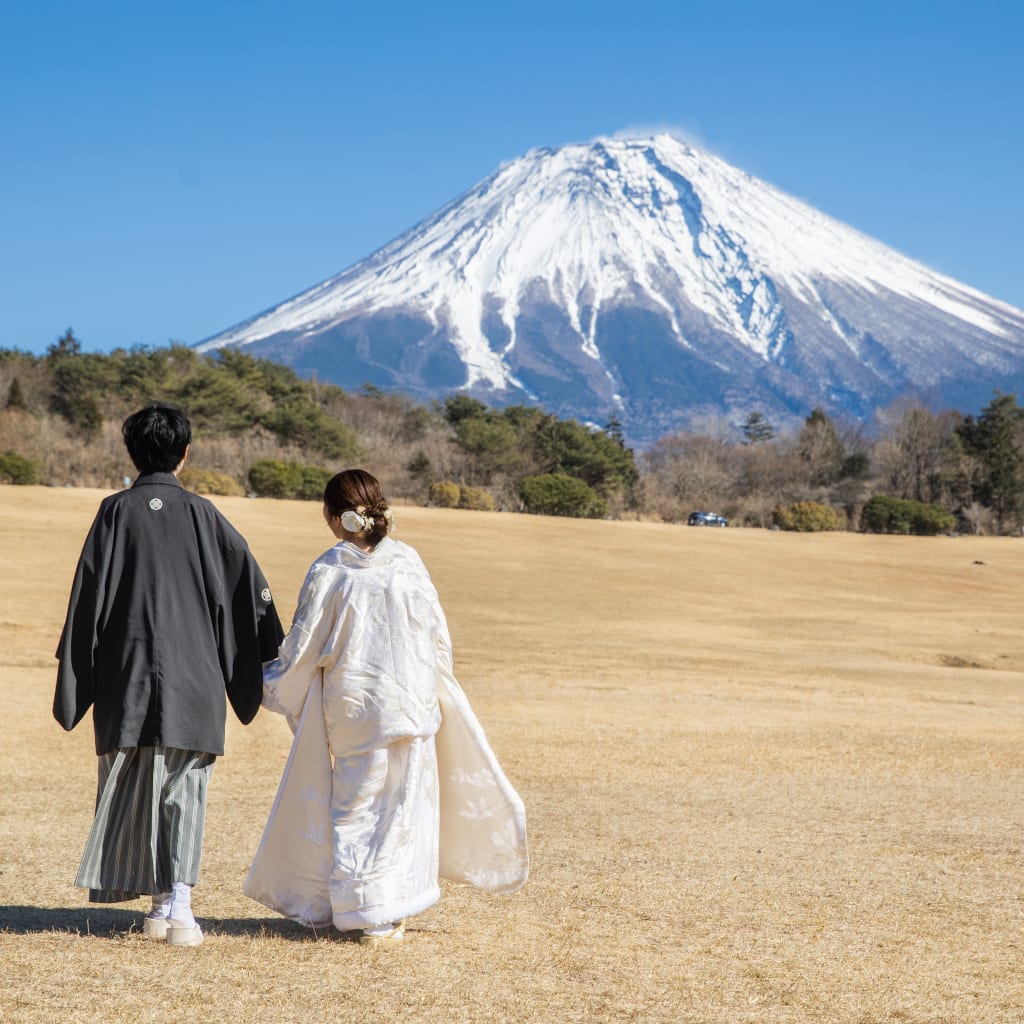 冬の澄み切った空と富士山ロケーションでの和装撮影 | デコルテフォトグラフィー | 前撮り・フォトウェディング