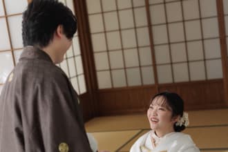 柔らかな光が包む屋内庭園で残す白無垢と紋付羽織袴の和装フォト
