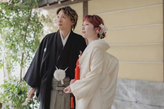 赤い小物をアクセントに！白無垢と黒紋付で彩る華やかな和装撮影