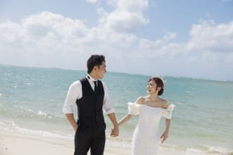 青空と海、緑のガーデンに映える沖縄ロケーションフォト！