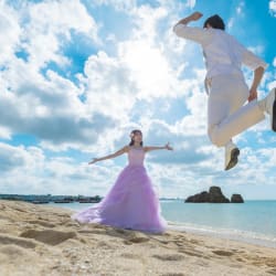 綺麗なチャペルと青い海で