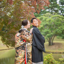 静かな庭園で残す、落ち着いた和装ロケーション撮影