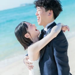 ビーチと残波岬でふたりの思い出を形に