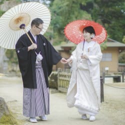 和装の美しさが映える瑜伽山園地