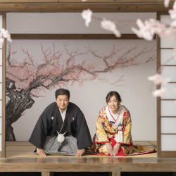 みなとみらい店の屋内庭園スタジオで自然体のお二人を