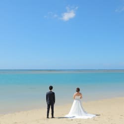 青い海とカラフルな街並みに映える2着のドレススタイル