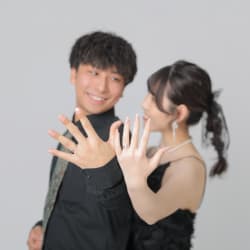 ブラックコーデで入籍フォト！