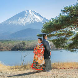 富士山と紅葉の美しい景色の和装撮影