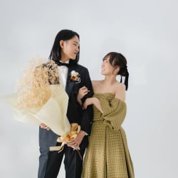 大きなお花と二人のウェディングフォト
