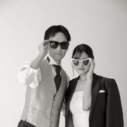 アイテム盛りだくさん！お二人らしく洋装スタジオ撮影！
