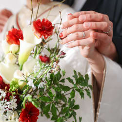 真紅の花が映える白無垢