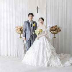 白バラ背景とチャペル風セットで魅せるハウススタジオ