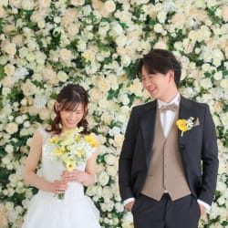 白薔薇とガーデンに包まれるイエローブーケと弾ける笑顔！