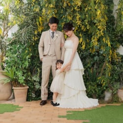 家族の絆が輝く、洋装ハウススタジオでのウェディングフォト