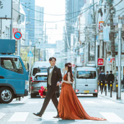 レトロな街並みでおふたりらしい一枚を