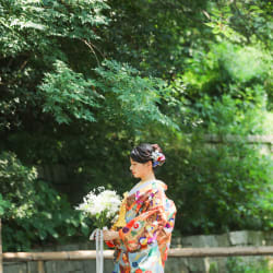季節のお花を纏って　新緑に映える彩り豊かな色打掛　　photo by 谷澤明美