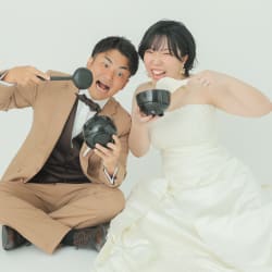 暑い夏にぴったり！爽やかな洋装スタジオでのウェディングフォト撮影