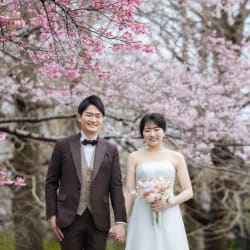 雨粒も味方につけて。桜と菜の花に包まれた、しっとり美しい前撮りレポート
