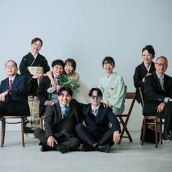 大家族で撮る記念写真