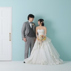 洋装ハウススタジオで笑顔あふれるウェディングフォト
