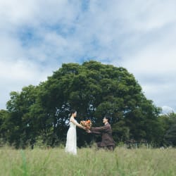新緑の中でお二人だけの洋装ロケーション