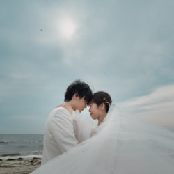芝生と海でふたりの結婚写真