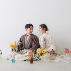 お花と柔らかな光に包まれる和装ハウススタジオ