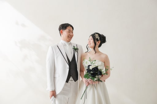 シンプルな白スタジオ