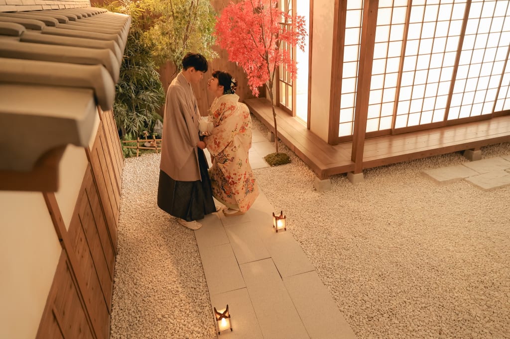 和装で彩る夜の屋内庭園 - 笑顔あふれるウェディングフォトセッション