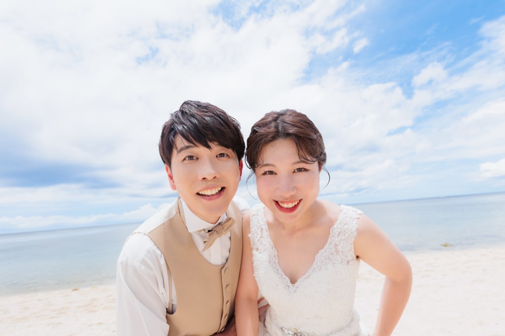 沖縄の海で特別なウェディングフォトを