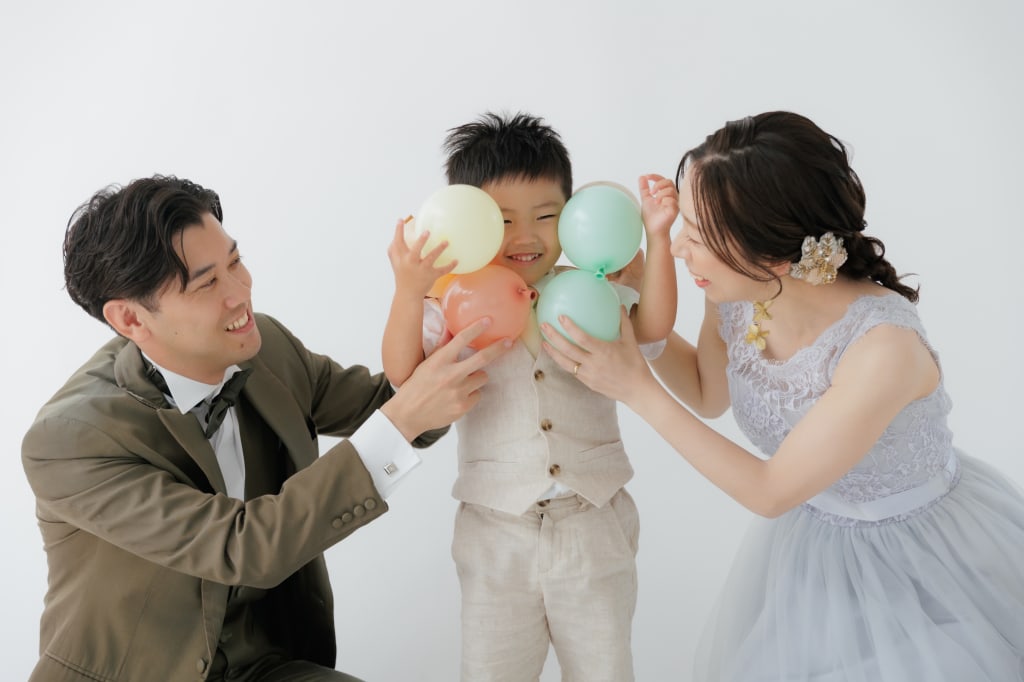 お子様も一緒にスタジオで楽しく家族撮影♪
