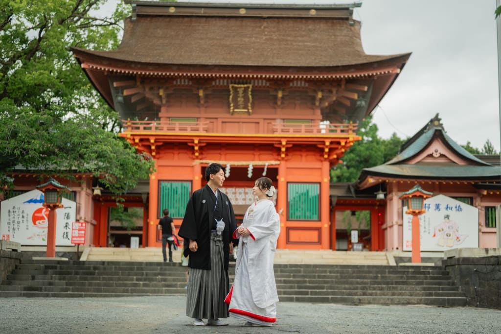 白無垢和装神社の緑の中で