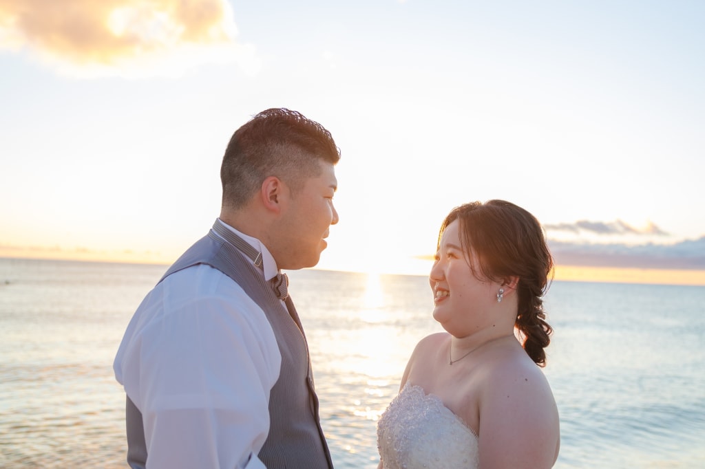 ビーチで夕日と共にお写真を