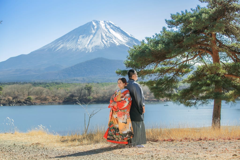 富士山と紅葉の美しい景色の和装撮影