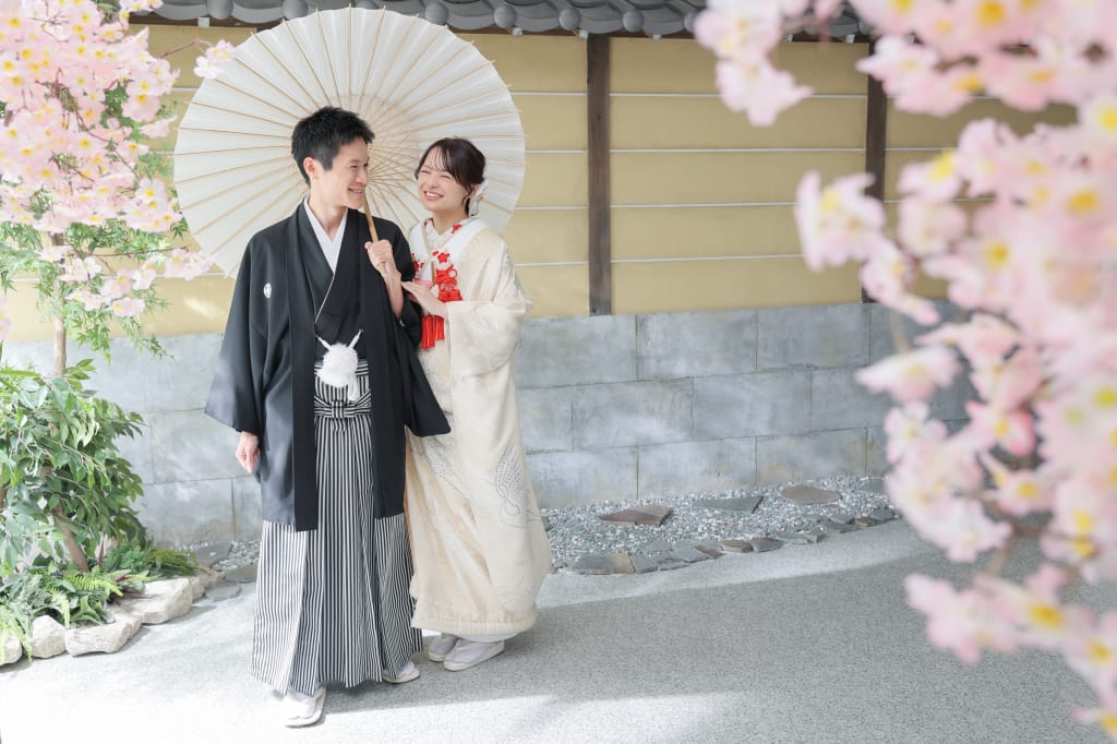 屋内庭園で春を感じるウェディングフォト