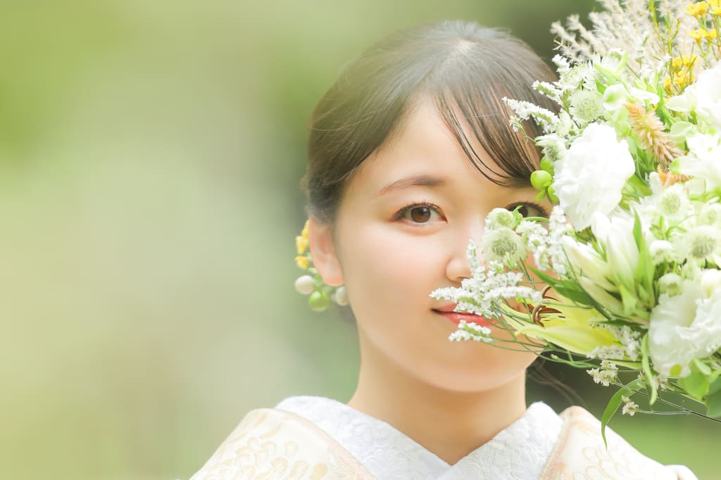 生花ヘア＆ブーケ、格式高い綿帽子スタイルも。photo by 谷澤明美