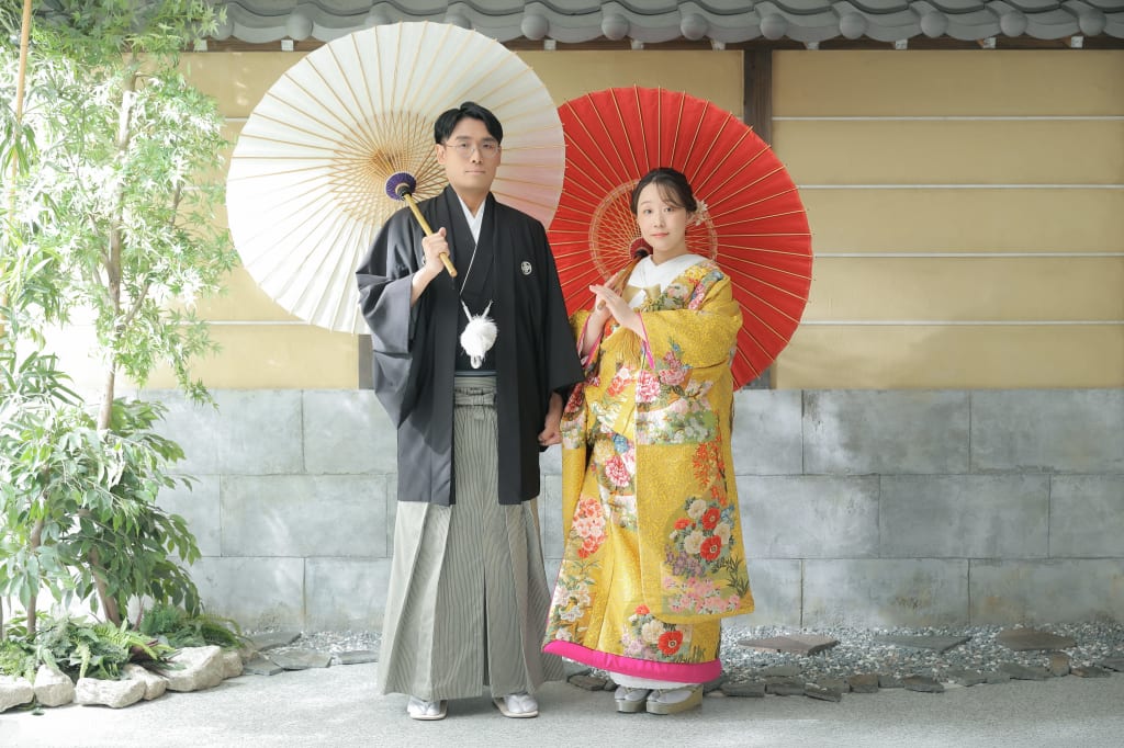 屋内庭園で残す！華やかな色打掛と白無垢の和装フォト