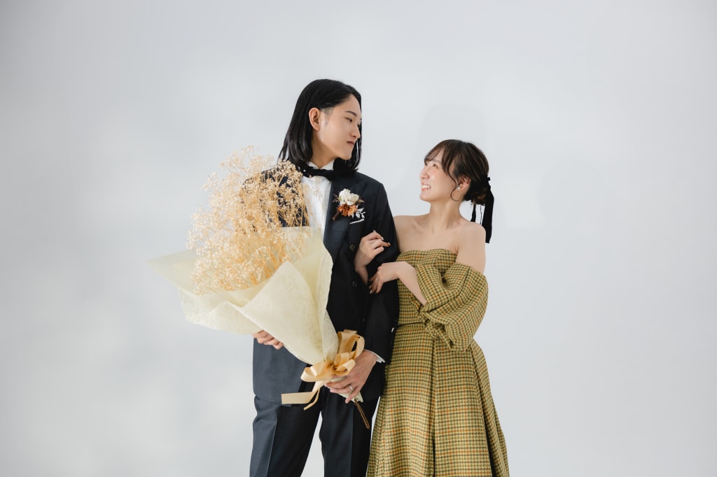 大きなお花と二人のウェディングフォト