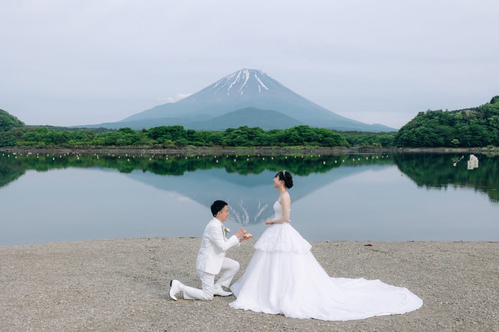 緑の森や高原、富士山を背景の美しい洋装ロケーションフォト、乗馬