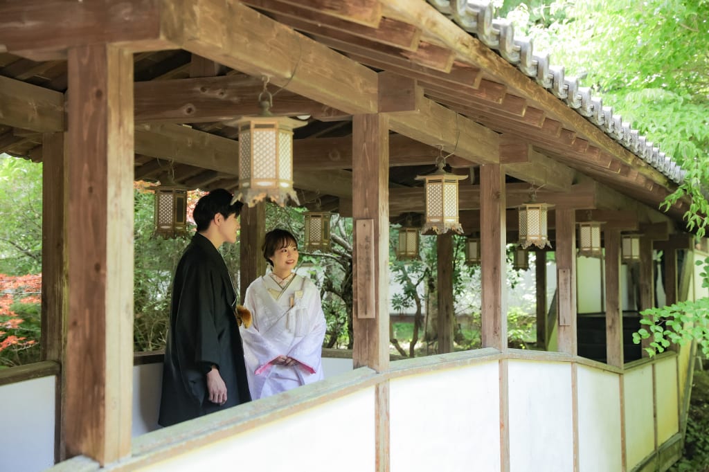 新緑の美しい境内でもフォトウェディング。