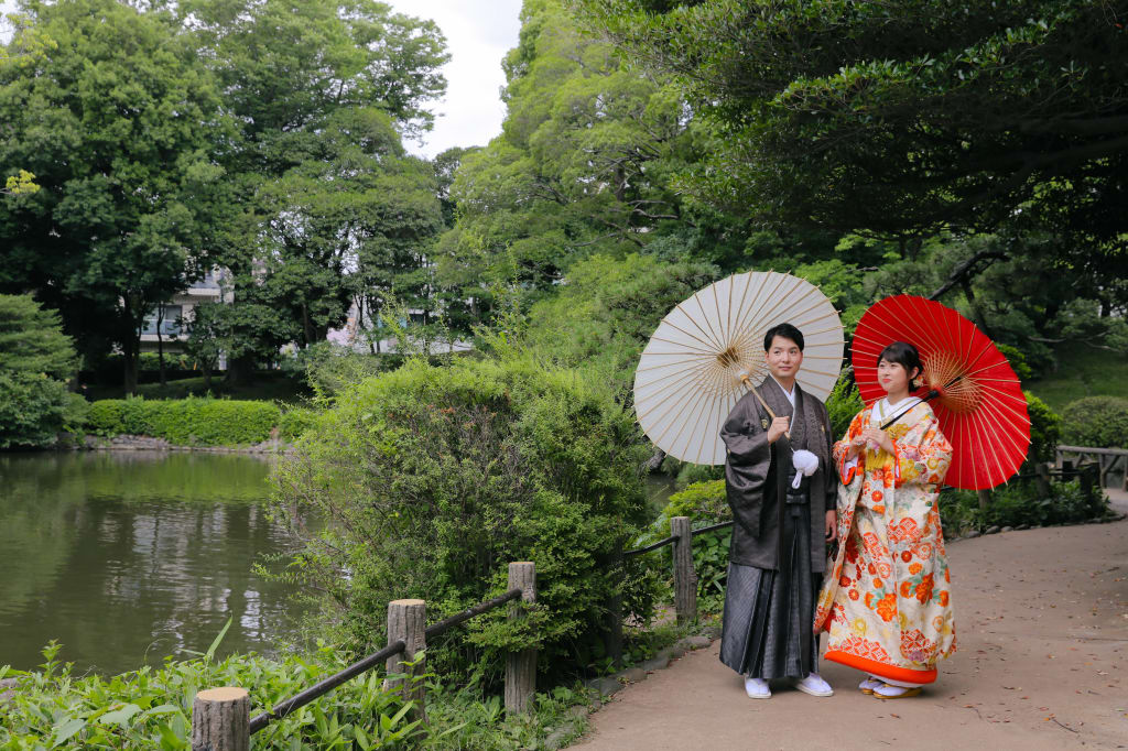 緑の綺麗な公園で、和装ロケーションフォト