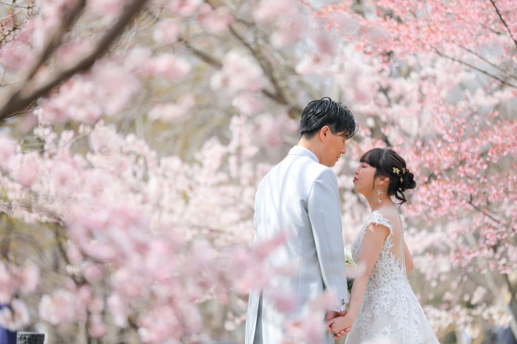 一足早く桜、ギリギリ間に合った梅の花…色々なお花の中でフォトウェディングです。
