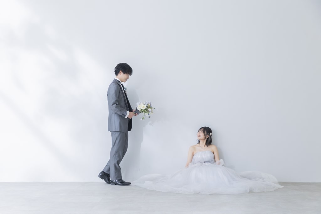 白バラ壁紙＆ガーデンセットで魅せるニュアンスカラー