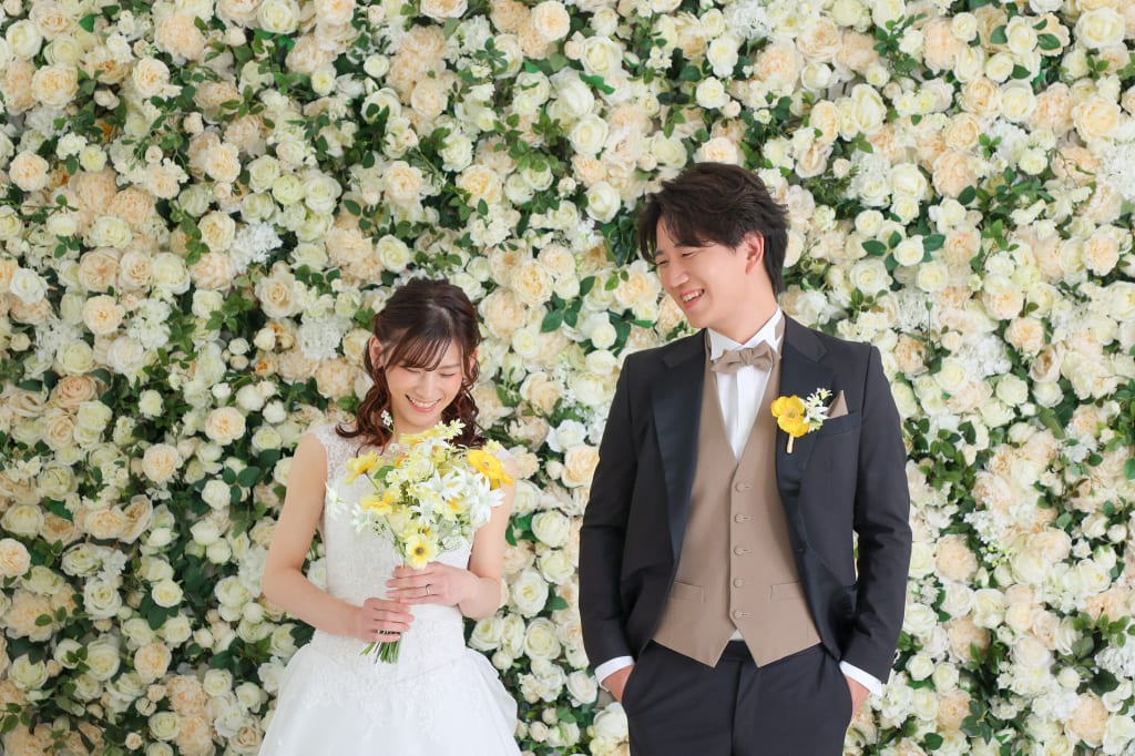 白薔薇とガーデンに包まれるイエローブーケと弾ける笑顔！