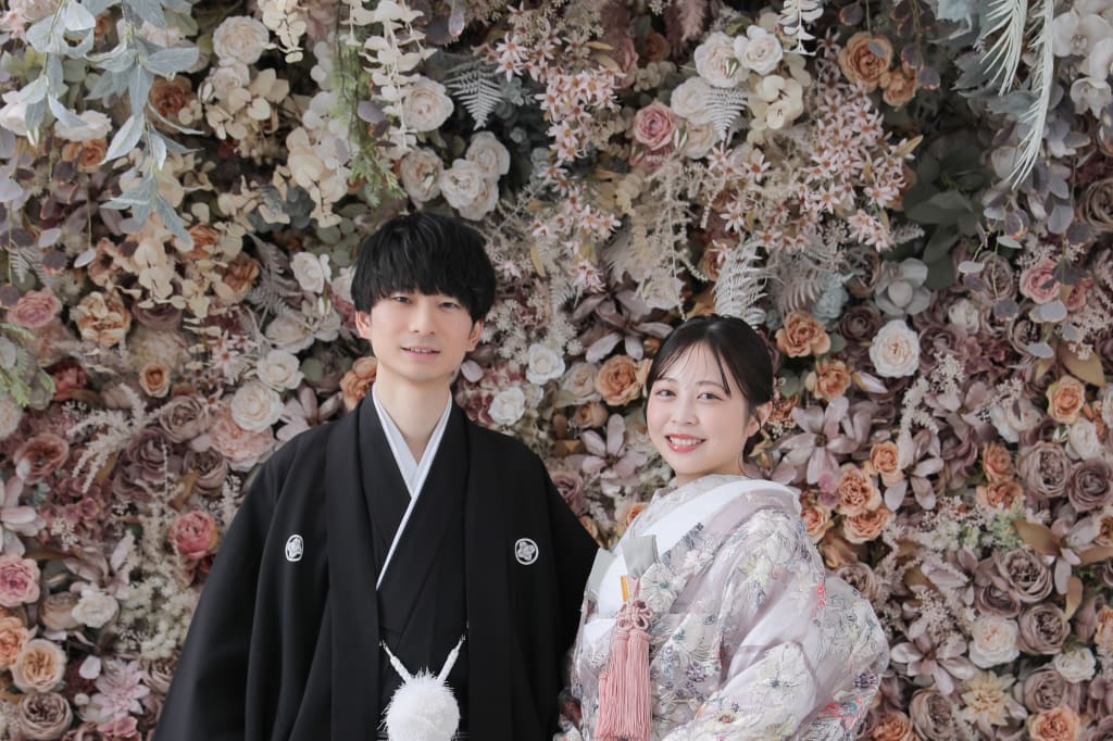 満開のドライフラワーに囲まれて。二人らしい、自然体で撮れた和装フォト