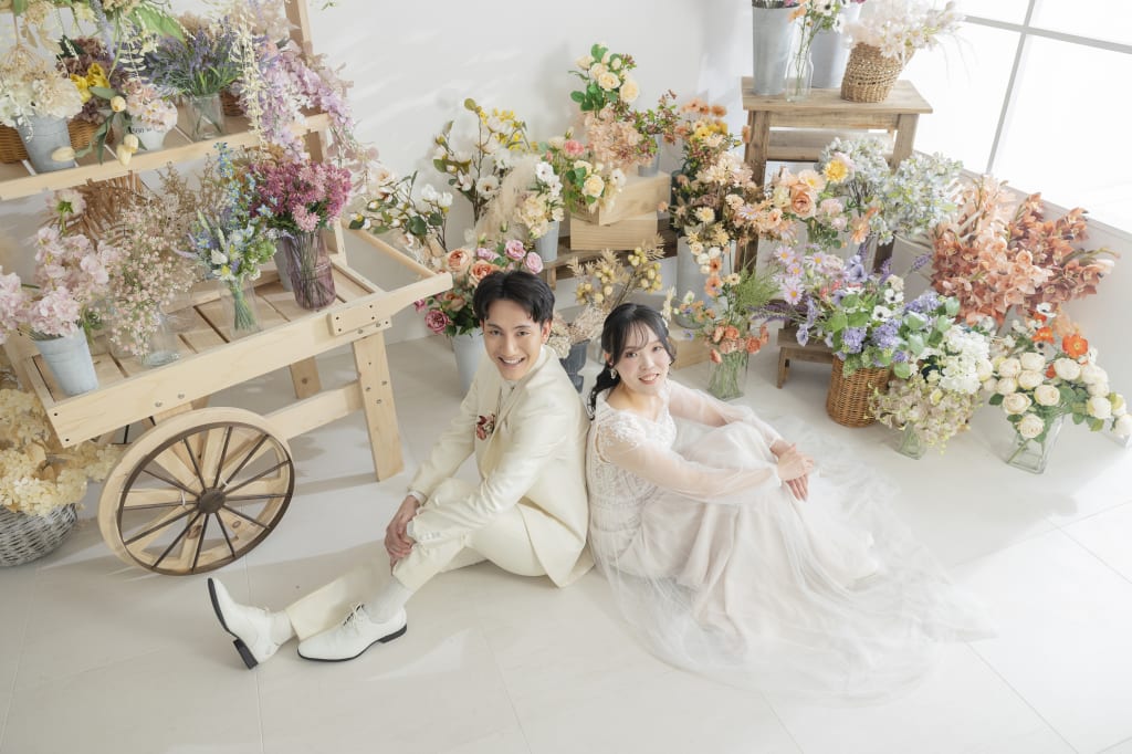 笑顔が主役！花と影で描く