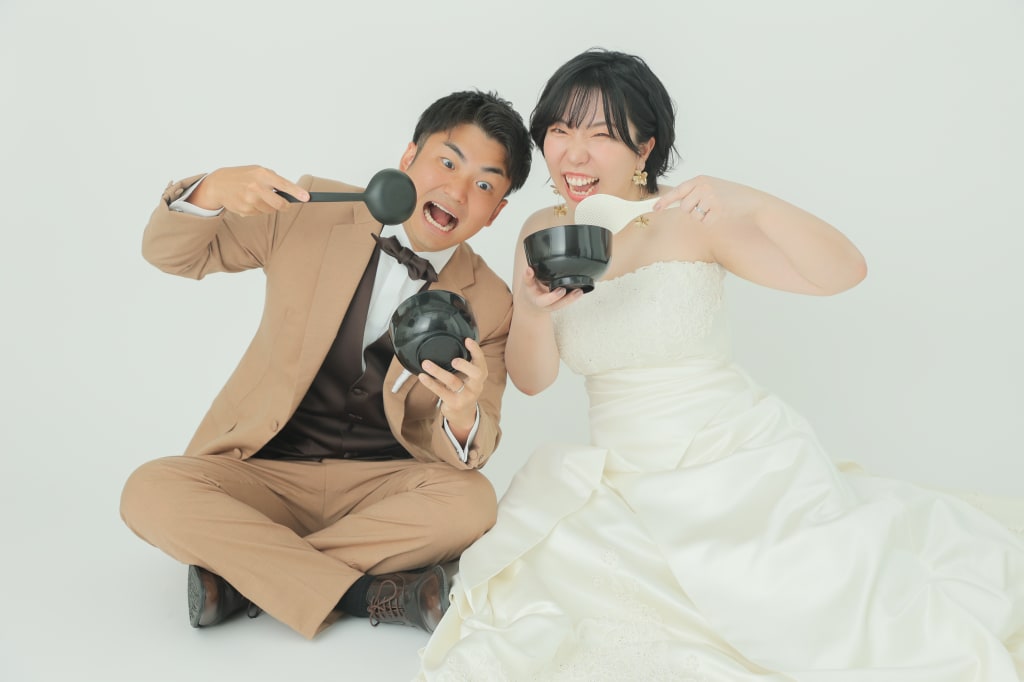 暑い夏にぴったり！爽やかな洋装スタジオでのウェディングフォト撮影
