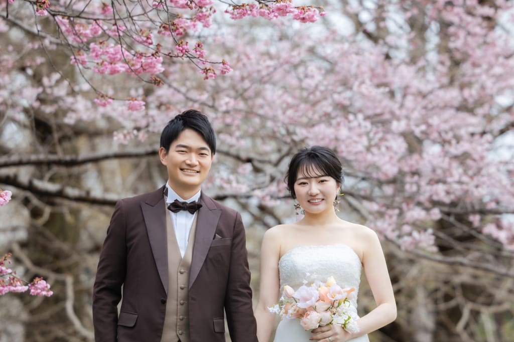 雨粒も味方につけて。桜と菜の花に包まれた、しっとり美しい前撮りレポート